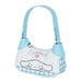 Sac Hello Kitty Cinnamoroll porté en bandoulière, illustrant sa taille compacte et son style kawaii