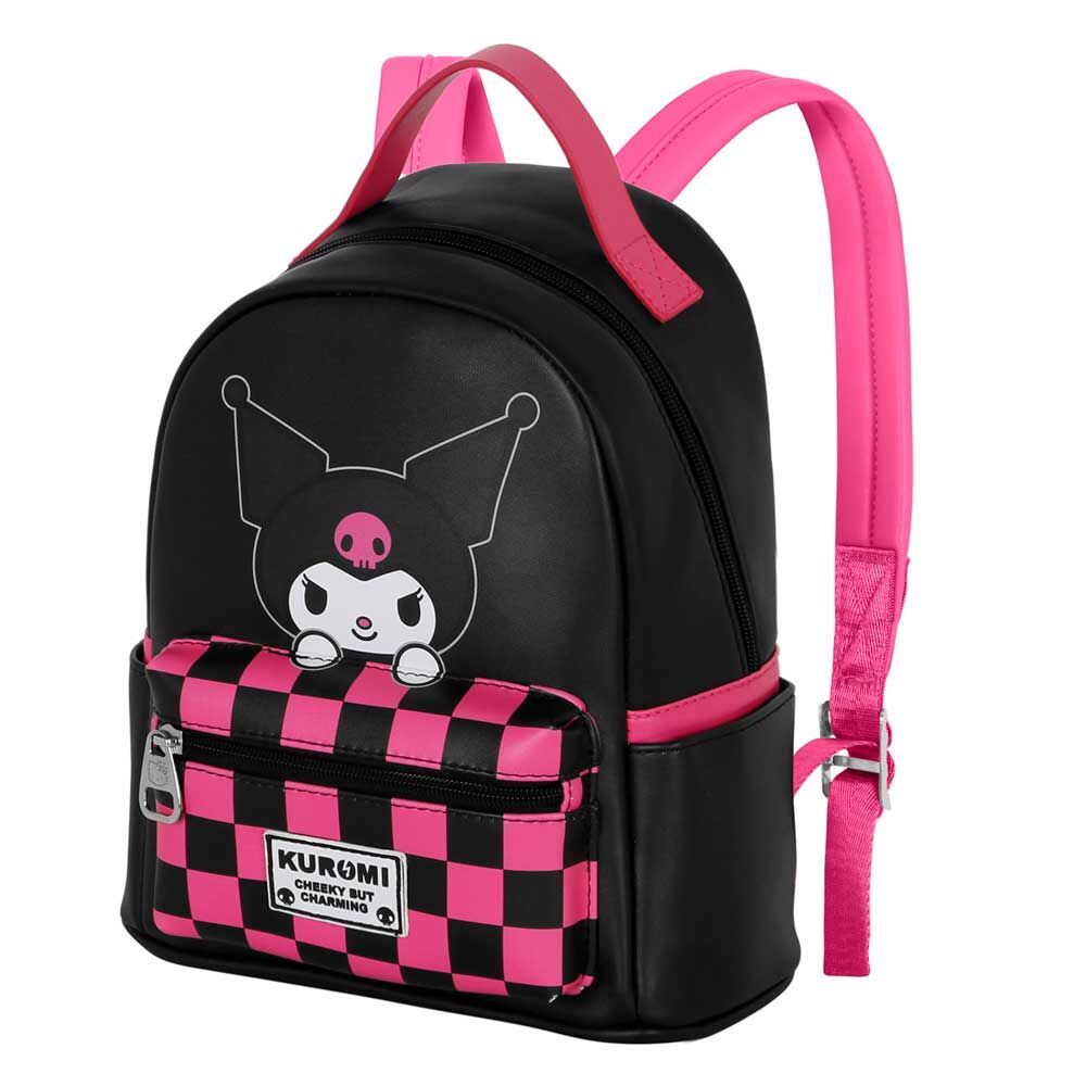 Sac à dos Hello Kitty Kuromi porté sur l'épaule par un enfant, parfait pour l'école ou les sorties