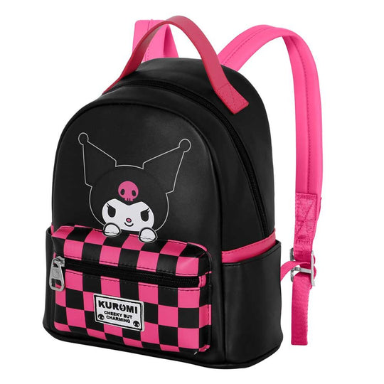 Sac à dos Hello Kitty Kuromi porté sur l'épaule par un enfant, parfait pour l'école ou les sorties