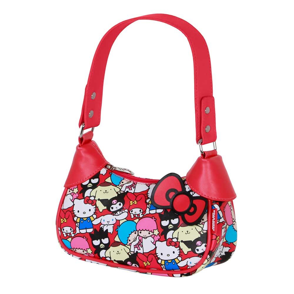 Sacoche Hello Kitty Friends portée en bandoulière illustrant sa taille pratique