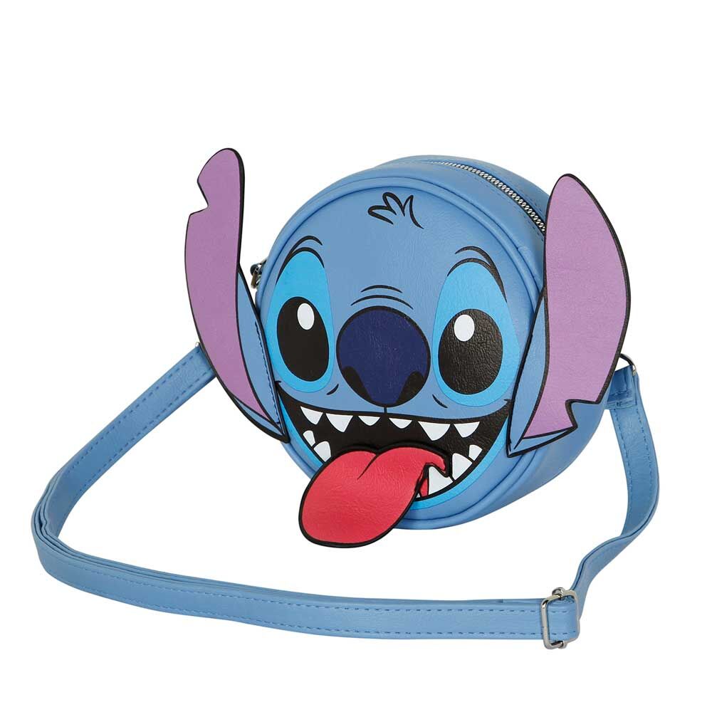 Image du sac Disney Stitch porté en bandoulière, mettant en valeur sa taille compacte