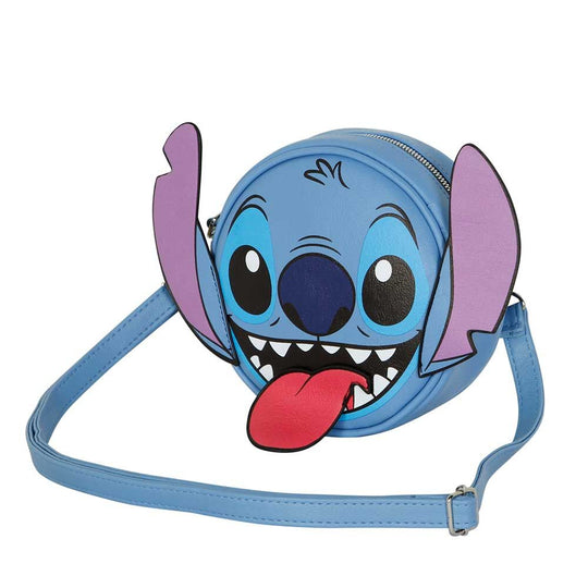 Image du sac Disney Stitch porté en bandoulière, mettant en valeur sa taille compacte