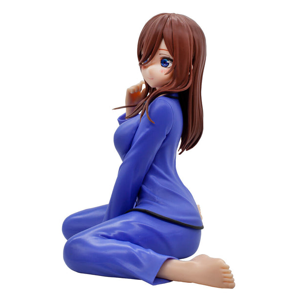 Profil gauche de la figurine Miku Nakano en pose détendue et coloris fidèle