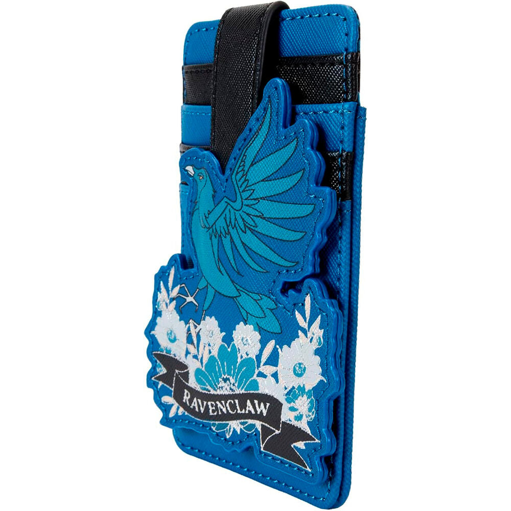 Porte-cartes Loungefly Harry Potter avec logo Ravenclaw en gros plan sur fond bleu