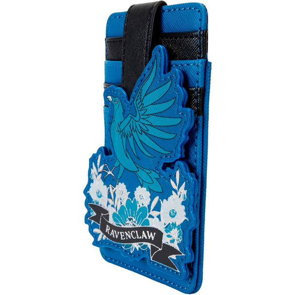 Porte-cartes Loungefly Harry Potter avec logo Ravenclaw en gros plan sur fond bleu