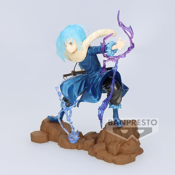 Profil latéral de la figurine Rimuru Tempest montrant la posture dynamique et le socle solide