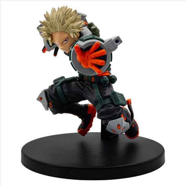 Détail du visage expressif de la figurine Katsuki Bakugo avec ses cheveux blonds en pics