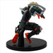 Vue latérale de la figurine Katsuki Bakugo montrant son costume de héros rouge et noir