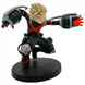 Photo rapprochée des mains de la figurine Katsuki Bakugo avec effets d'explosion sculptés