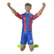 Photo rapprochée des mains articulées de la figurine Lamine Yamal du FC Barcelona
