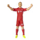 Photo rapprochée des chaussures et bas de la figurine Mac Allister Liverpool FC en rouge