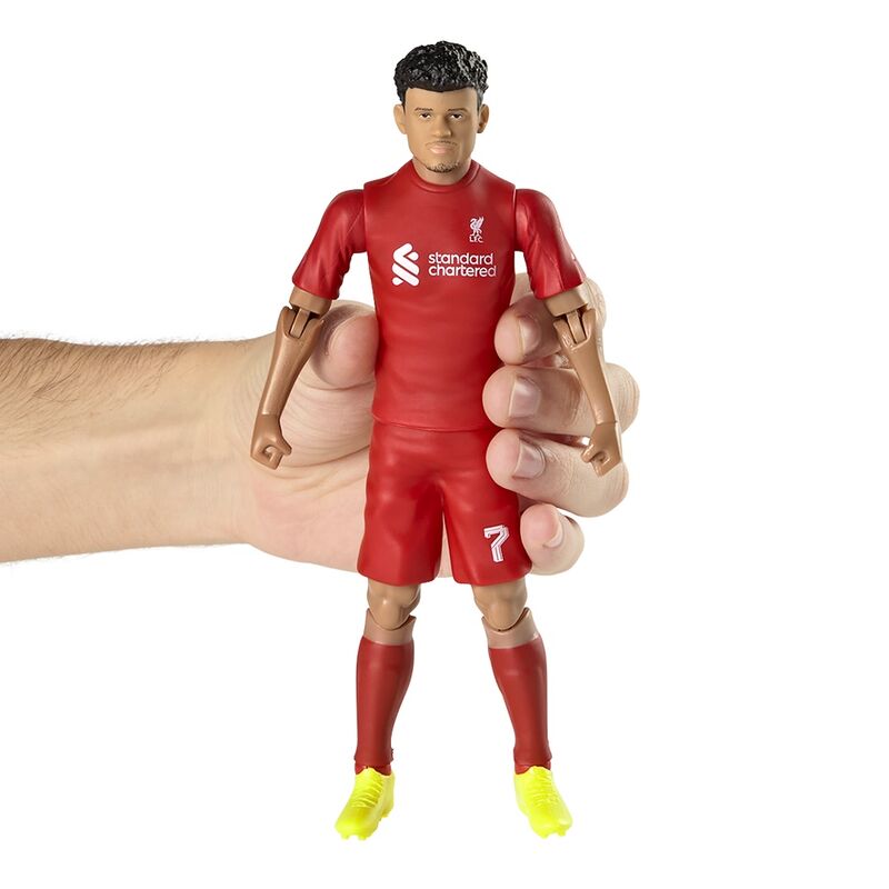 Figurine Luis Diaz posée sur une étagère parmi d’autres objets de collection