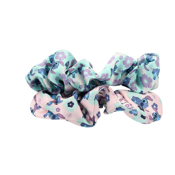 Gros plan sur le chouchou satin lilas avec motif Stitch visible en détail