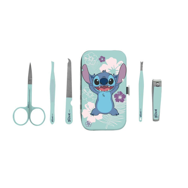 Vue rapprochée des accessoires du set manucure Disney Stitch : coupe-ongles, lime, pince, ciseaux et pousse-cuticules