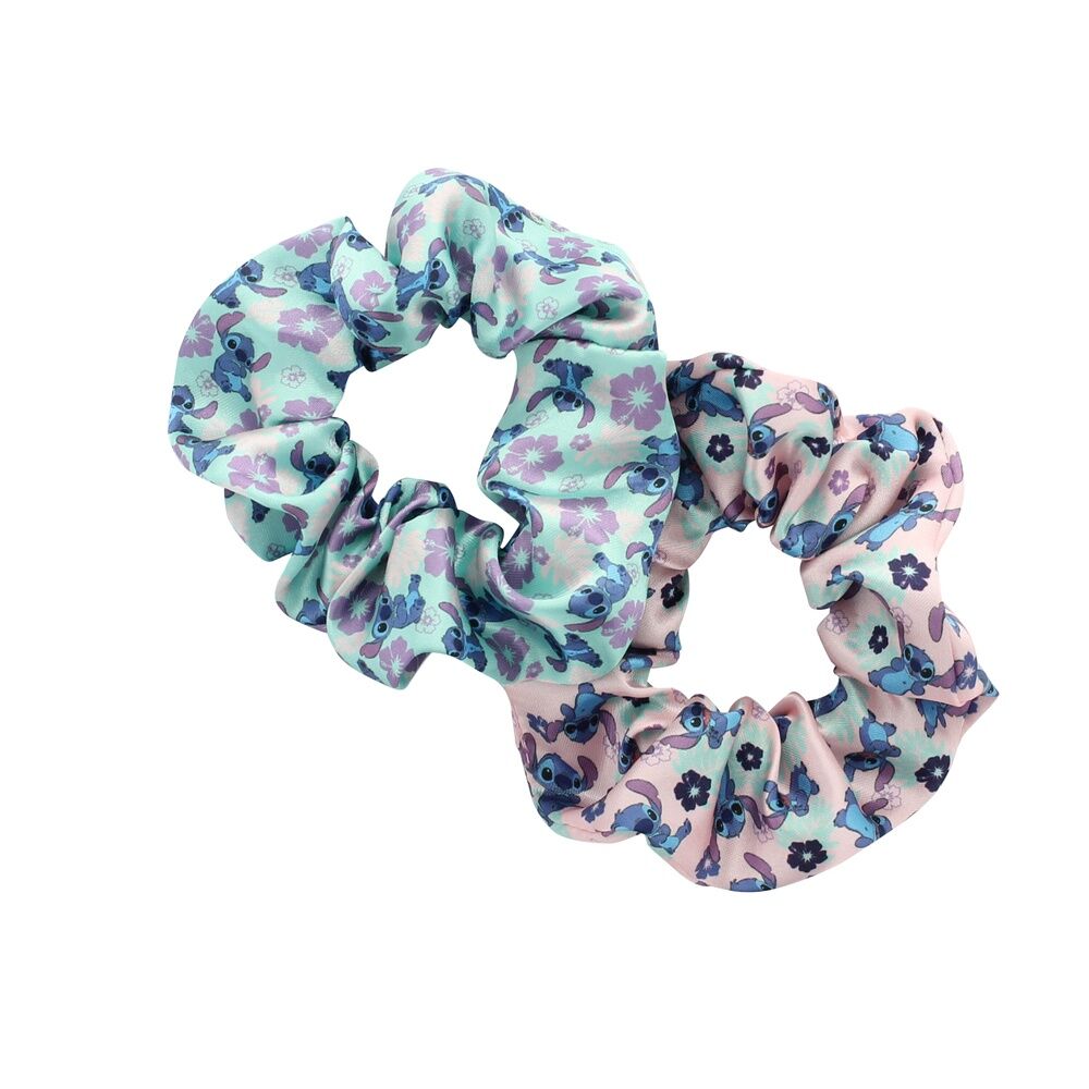 Chouchous Disney Stitch portés dans une coiffure bohème sur cheveux longs