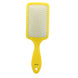Brosse à cheveux Belle Disney posée sur une surface blanche montrant son design ergonomique et ses dimensions