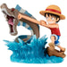 Présentation de la figurine Monkey D Luffy vs Local Sea avec un angle dynamique et couleurs vives