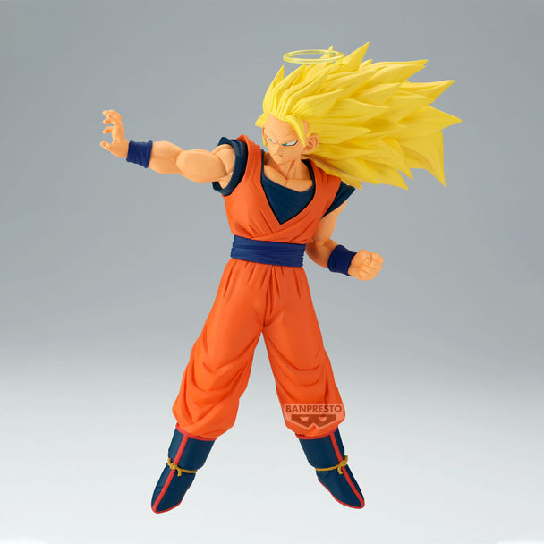 Gros plan sur les détails du visage de la figurine SSJ3 Son Goku avec sa chevelure emblématique dorée