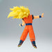 Vue latérale de la figurine SSJ3 Son Goku montrant sa musculature et sa tenue traditionnelle orange
