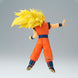 Vue latérale de la figurine SSJ3 Son Goku montrant sa musculature et sa tenue traditionnelle orange
