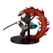 Zoom sur le visage expressif de la figurine Tanjiro Kamado Demon Slayer, capturant son regard déterminé