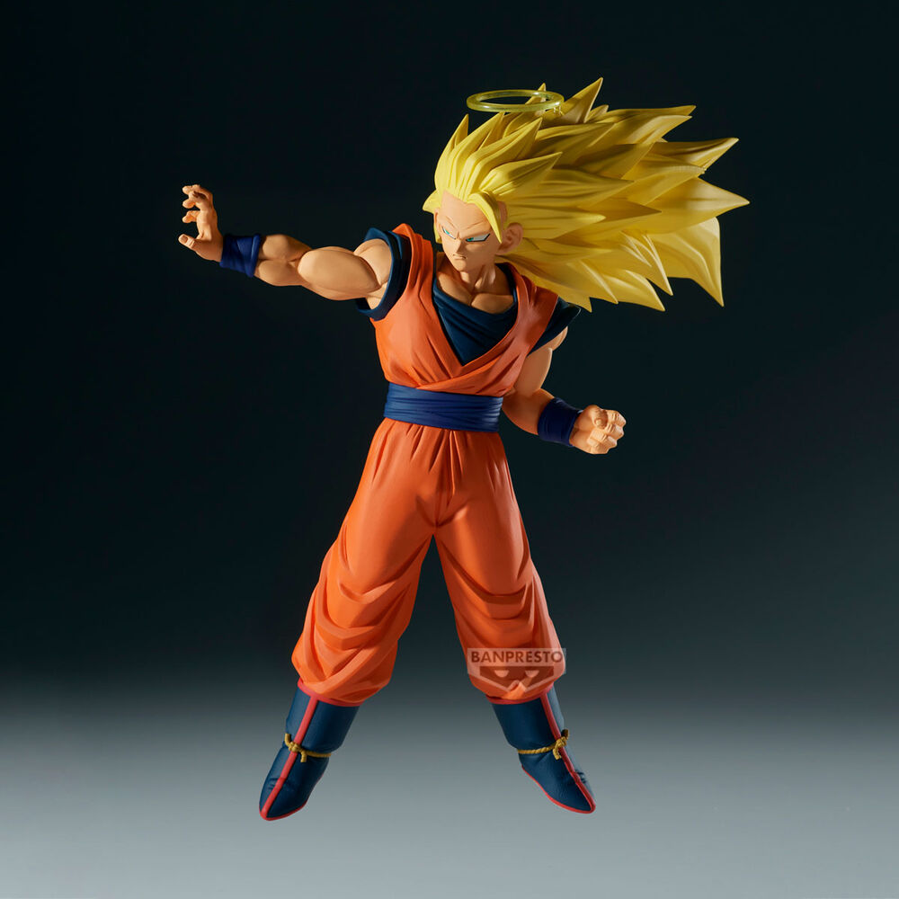 Photo de la figurine SSJ3 Son Goku posée sur un socle avec un fond neutre mettant en valeur ses couleurs vives