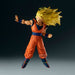 Photo de la figurine SSJ3 Son Goku posée sur un socle avec un fond neutre mettant en valeur ses couleurs vives