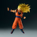 Photo de la figurine SSJ3 Son Goku posée sur un socle avec un fond neutre mettant en valeur ses couleurs vives