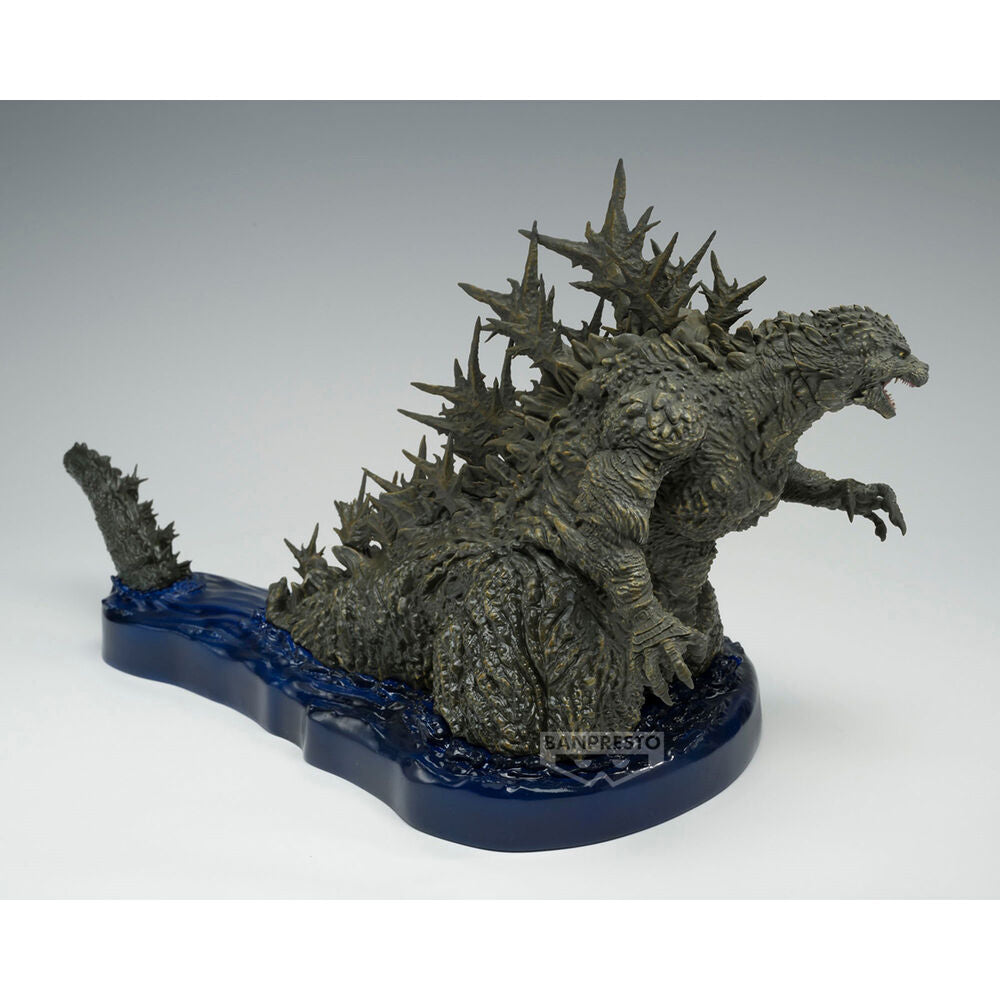 Photo de la figurine Godzilla Minus One en position dynamique sur un socle d’exposition