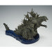 Photo de la figurine Godzilla Minus One en position dynamique sur un socle d’exposition