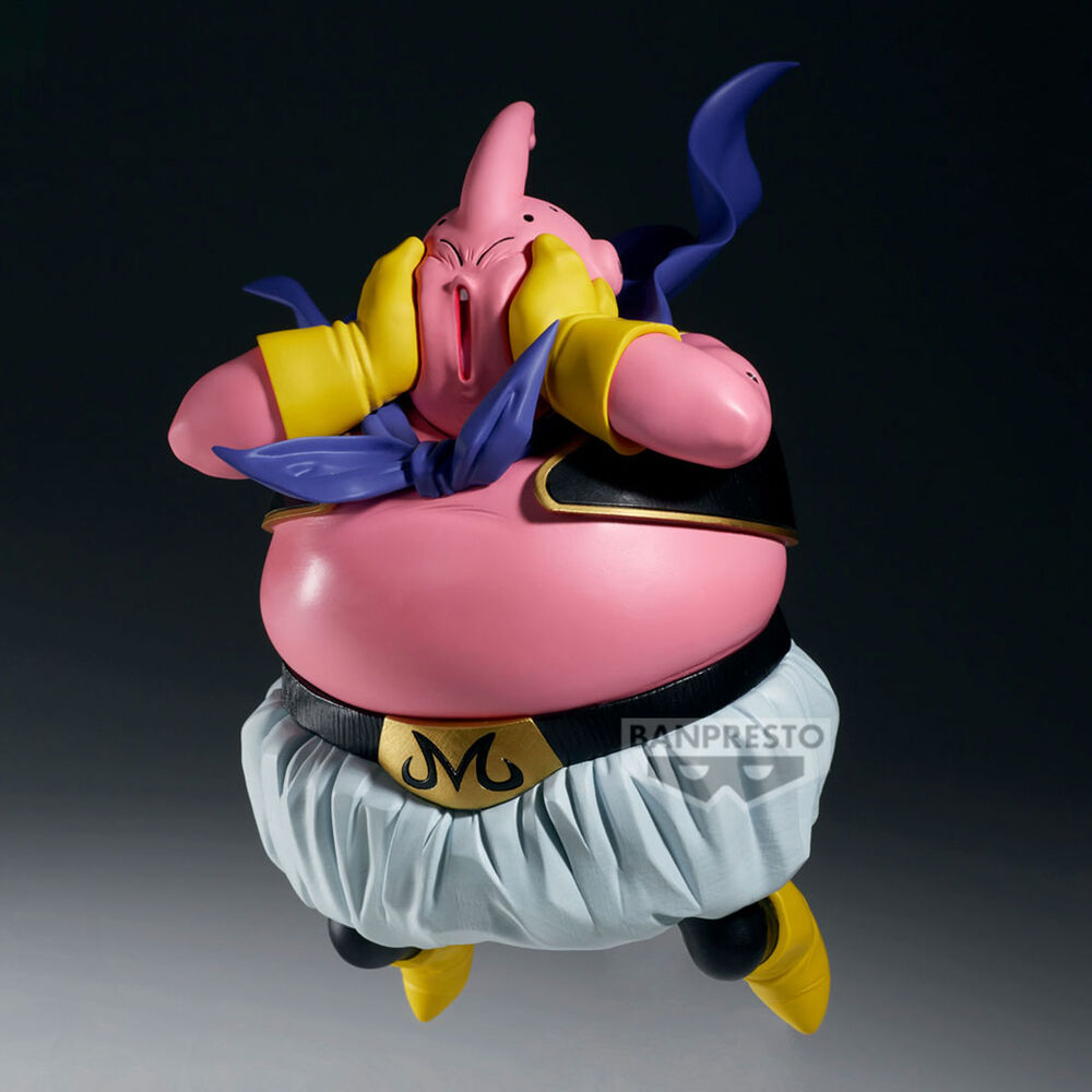 Photo de la figurine Majin Buu posée sur un socle avec éclairage studio