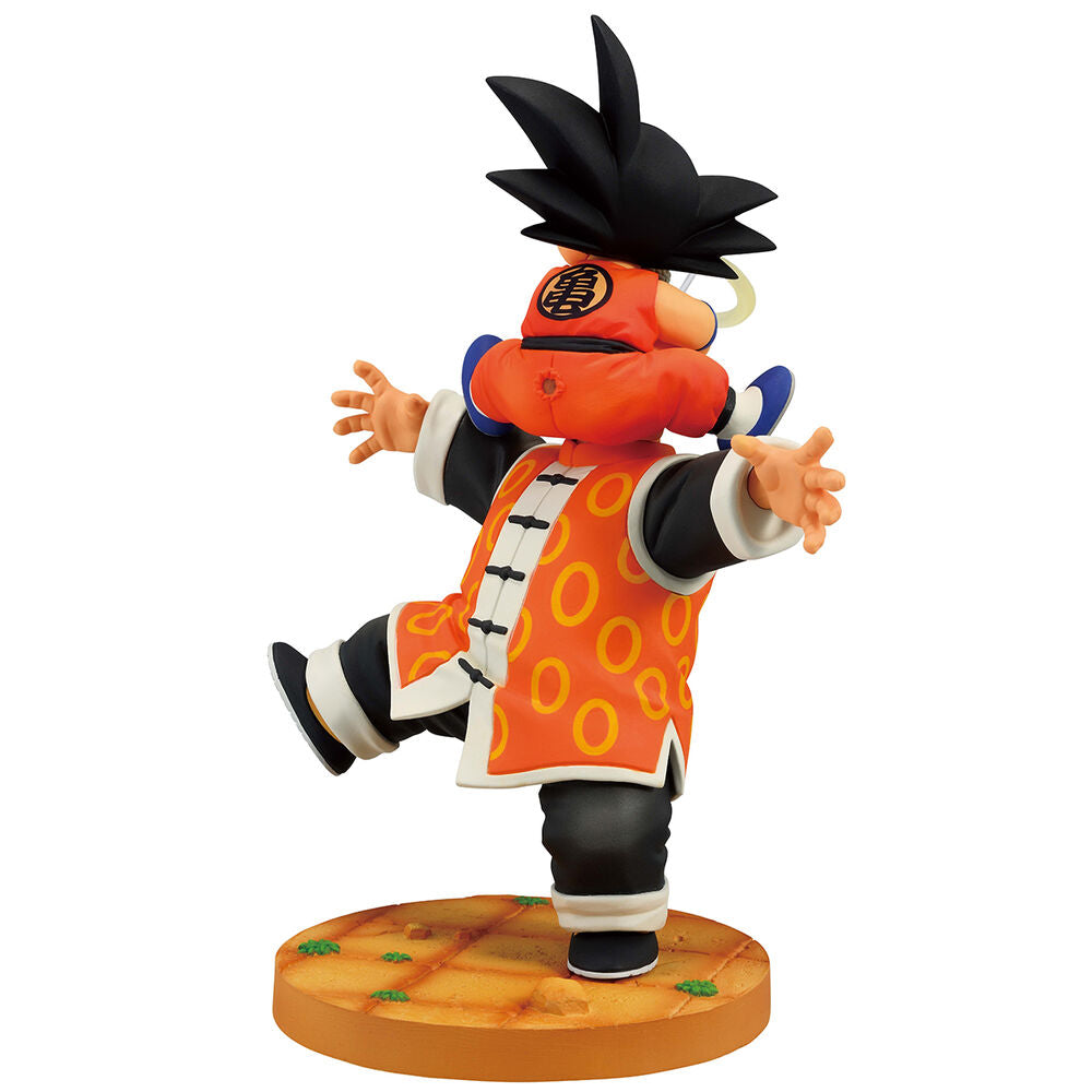 Figurine Dragon Ball Son Goku & Grandpa Son Gohan posée sur un socle, montrant l'échelle de 16 cm