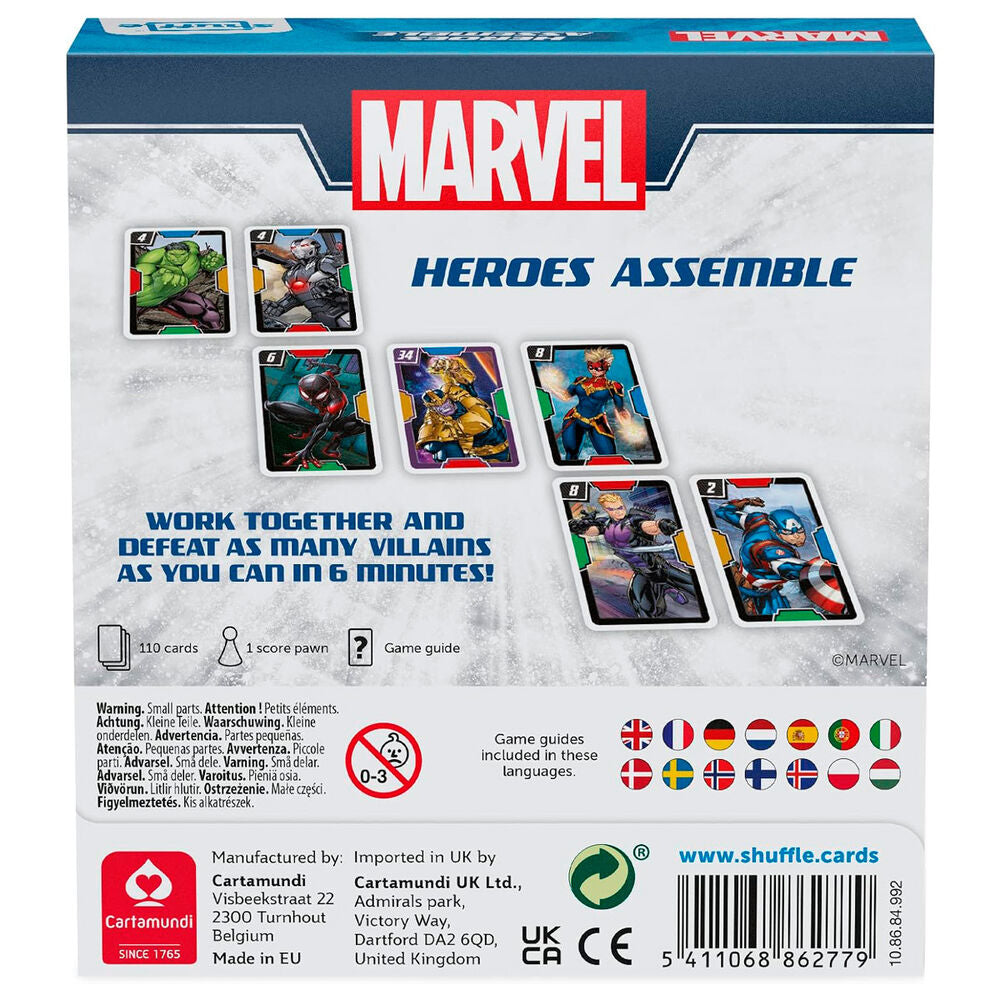 Enfants jouant au jeu de société Marvel Avengers, concentrés et amusés
