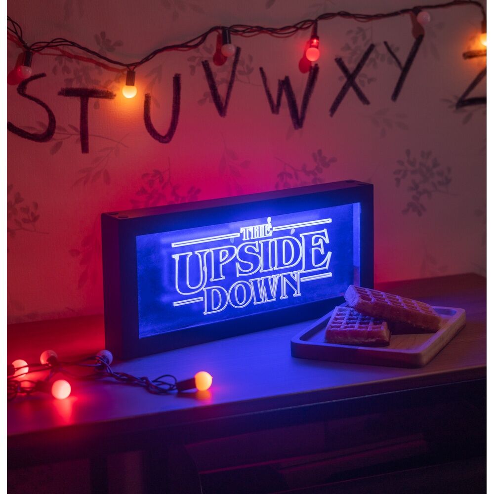 Câble USB-C connecté à la lampe Stranger Things The Upside Down pour alimentation électrique