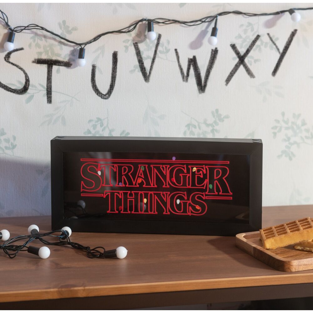 Vue de dessous de la lampe Stranger Things The Upside Down montrant l’emplacement des piles AAA