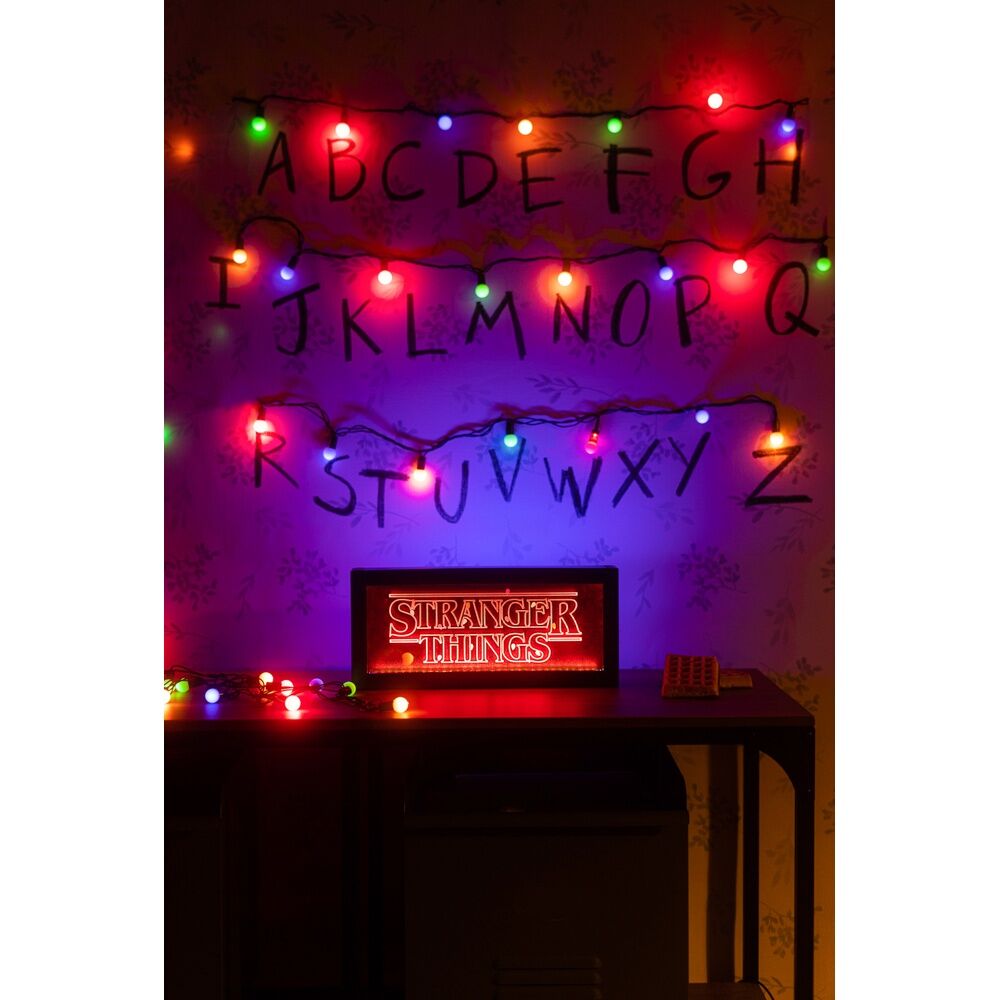 Lampe Stranger Things The Upside Down posée sur un bureau avec ambiance gaming et éclairage tamisé