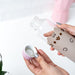 Bouteille Pusheen posée sur une table en bois avec lumière naturelle