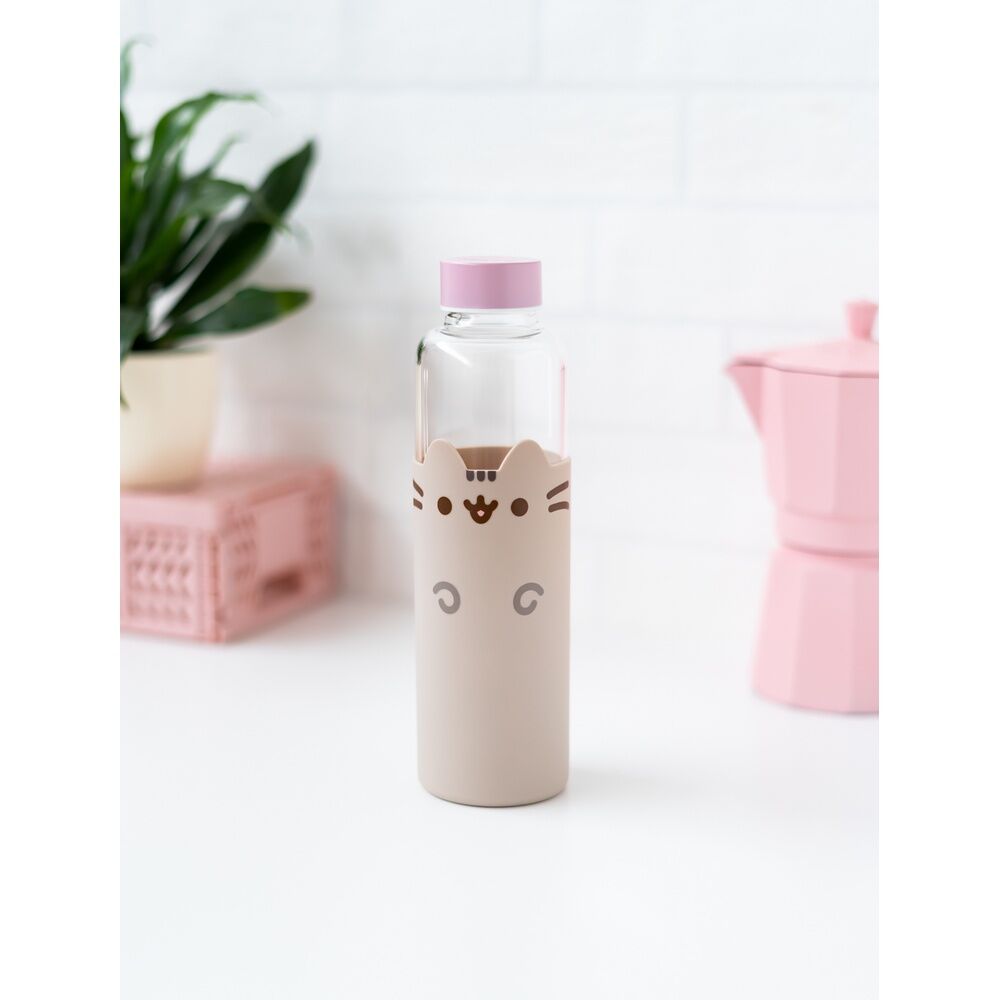 Gros plan sur le logo ERIK imprimé sur la bouteille en verre Pusheen