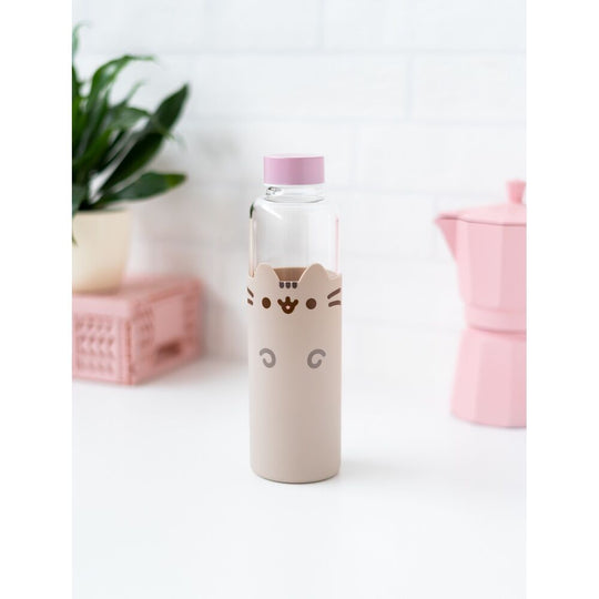 Gros plan sur le logo ERIK imprimé sur la bouteille en verre Pusheen