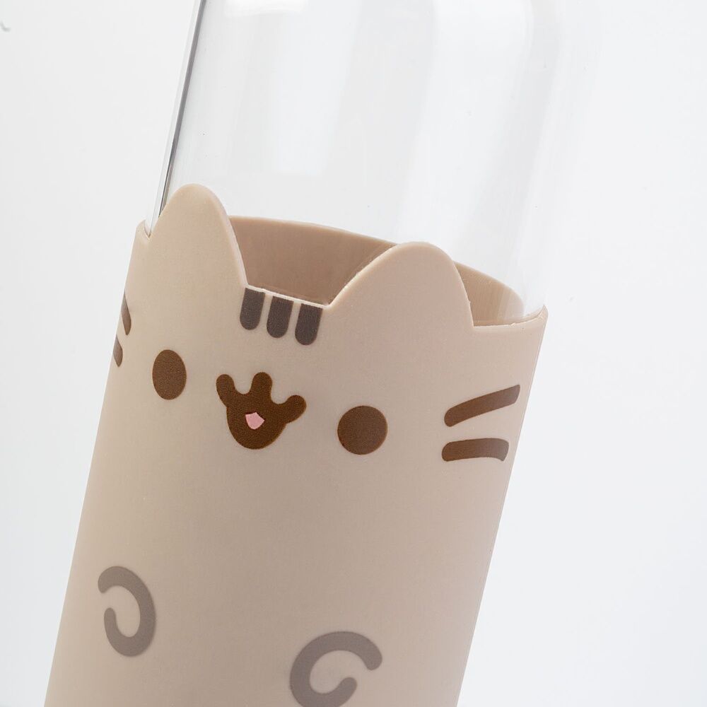 Bouteille Pusheen remplie d'eau fraîche avec condensation visible