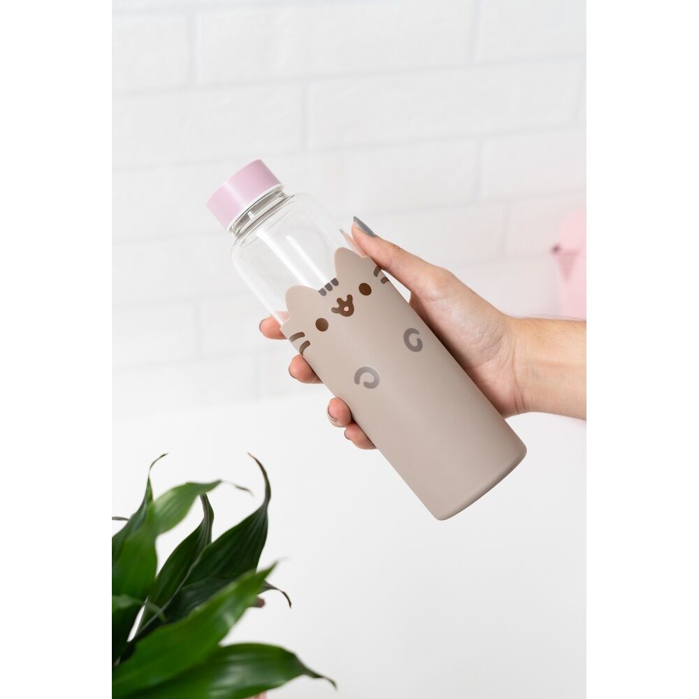 Vue de côté de la bouteille Pusheen avec sa housse néoprène attachée