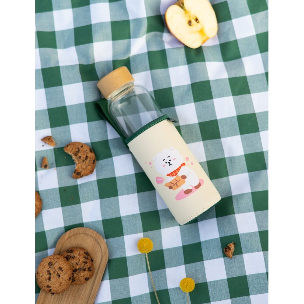 Bouteille BT21 RJ 500ml tenue à la main montrant sa taille compacte et pratique