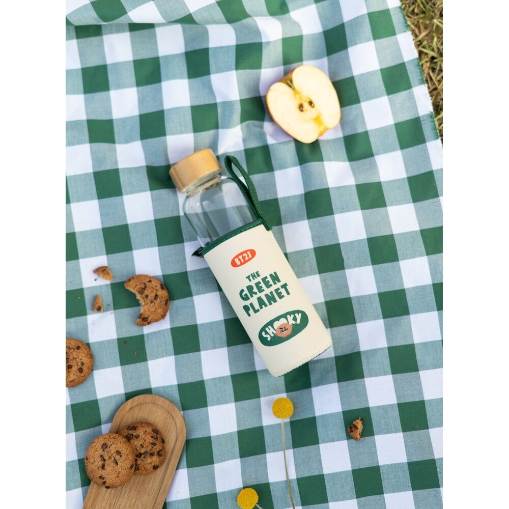 Gros plan sur le logo BT21 Shooky imprimé sur la bouteille en verre