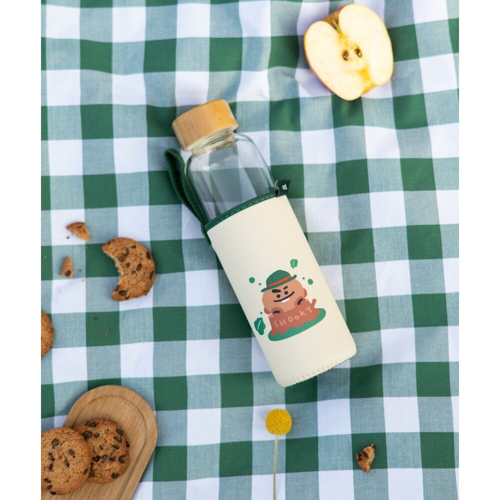 Utilisation de la bouteille BT21 Shooky lors d’une sortie en extérieur