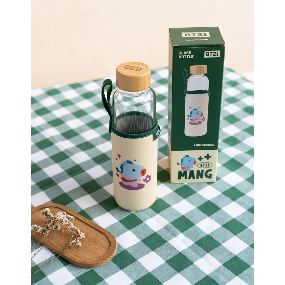Vue de côté de la gourde BT21 Mang montrant la qualité du verre et la finition du bouchon