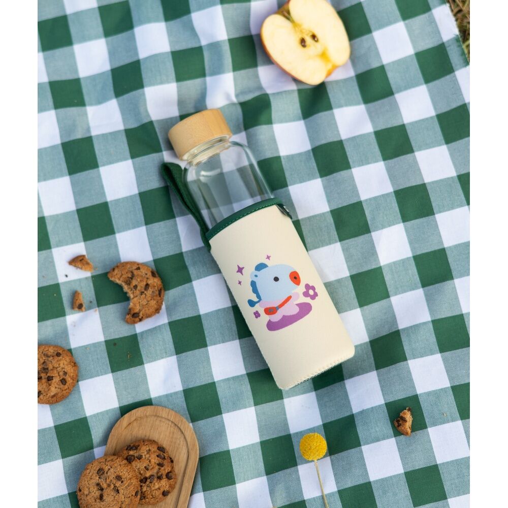 Gourde BT21 Mang tenue à la main grâce à la poignée de la housse néoprène illustrée