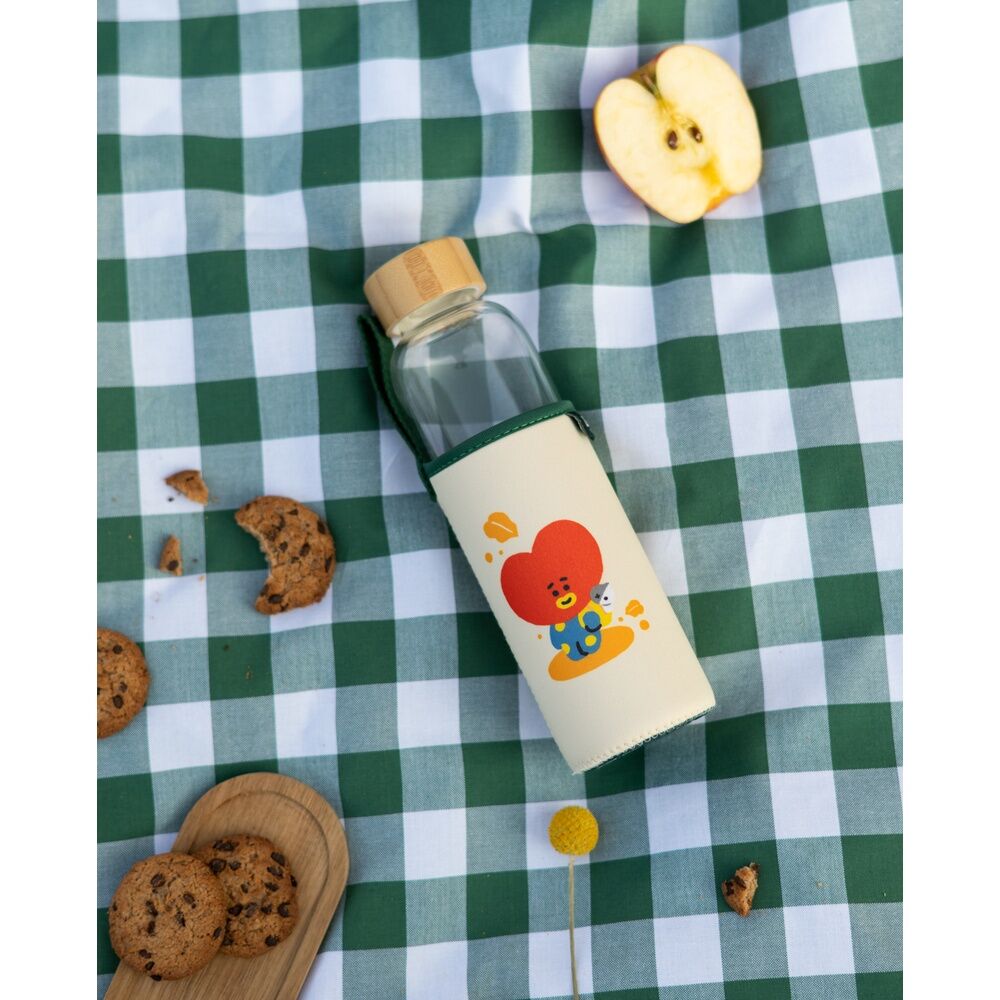 Bouteille BT21 Tata posée sur une table, mettant en valeur son design élégant et moderne