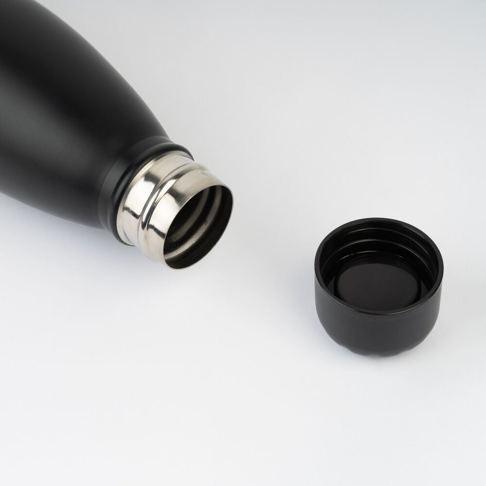 Bouteille remplie de liquide froid révélant le changement de couleur du design