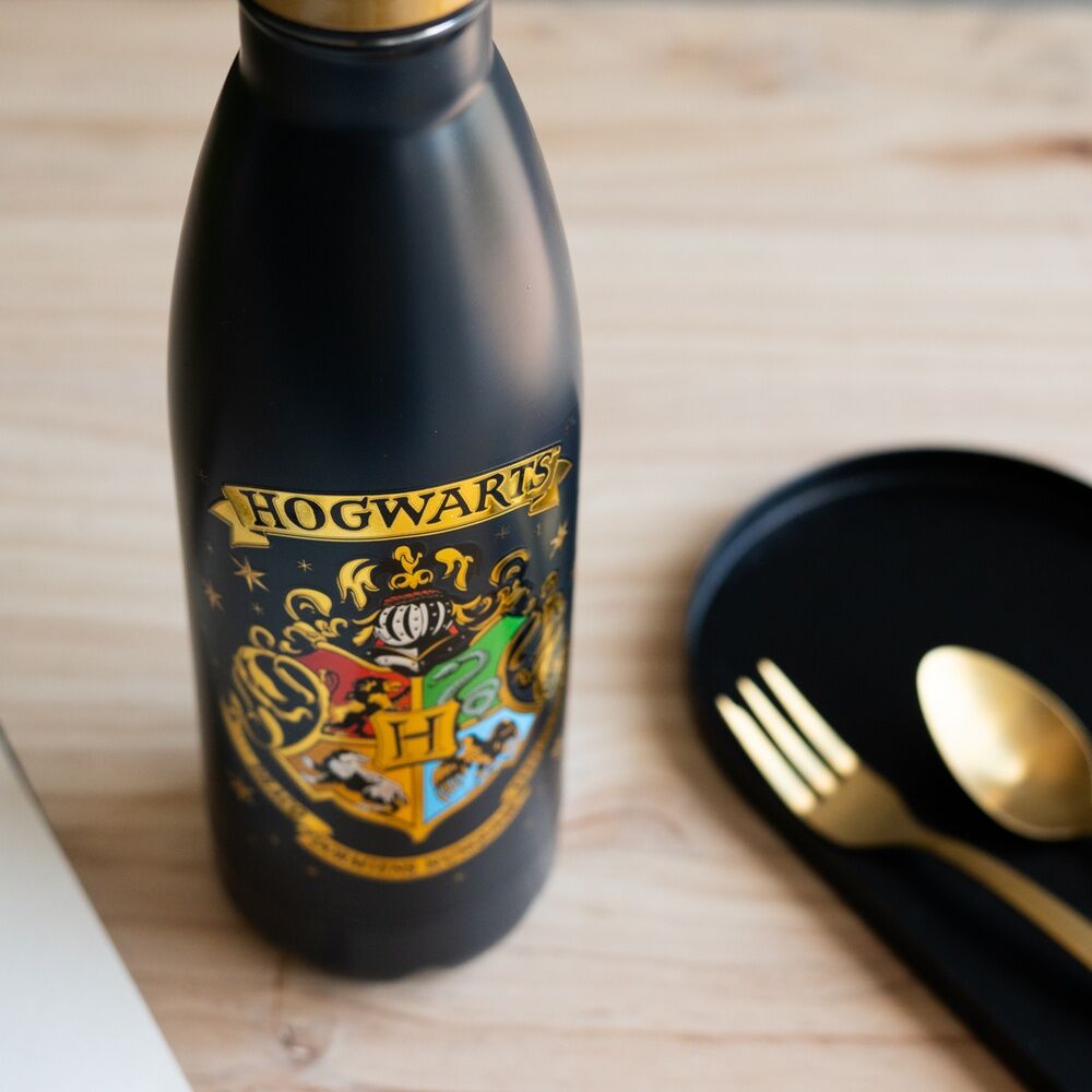 Utilisation de la bouteille Harry Potter pour boire un thé chaud lors d'une sortie extérieure