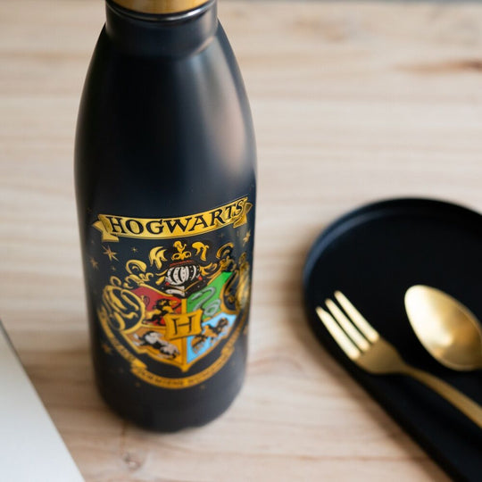 Utilisation de la bouteille Harry Potter pour boire un thé chaud lors d'une sortie extérieure
